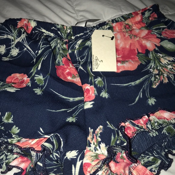 NWT floral shorts 📦🦋💝🌺 - Picture 3 of 3